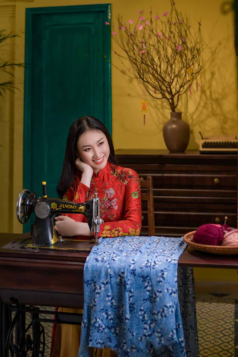 Áo dài truyền thống là biểu tượng của tính cách thanh lịch và tao nhã