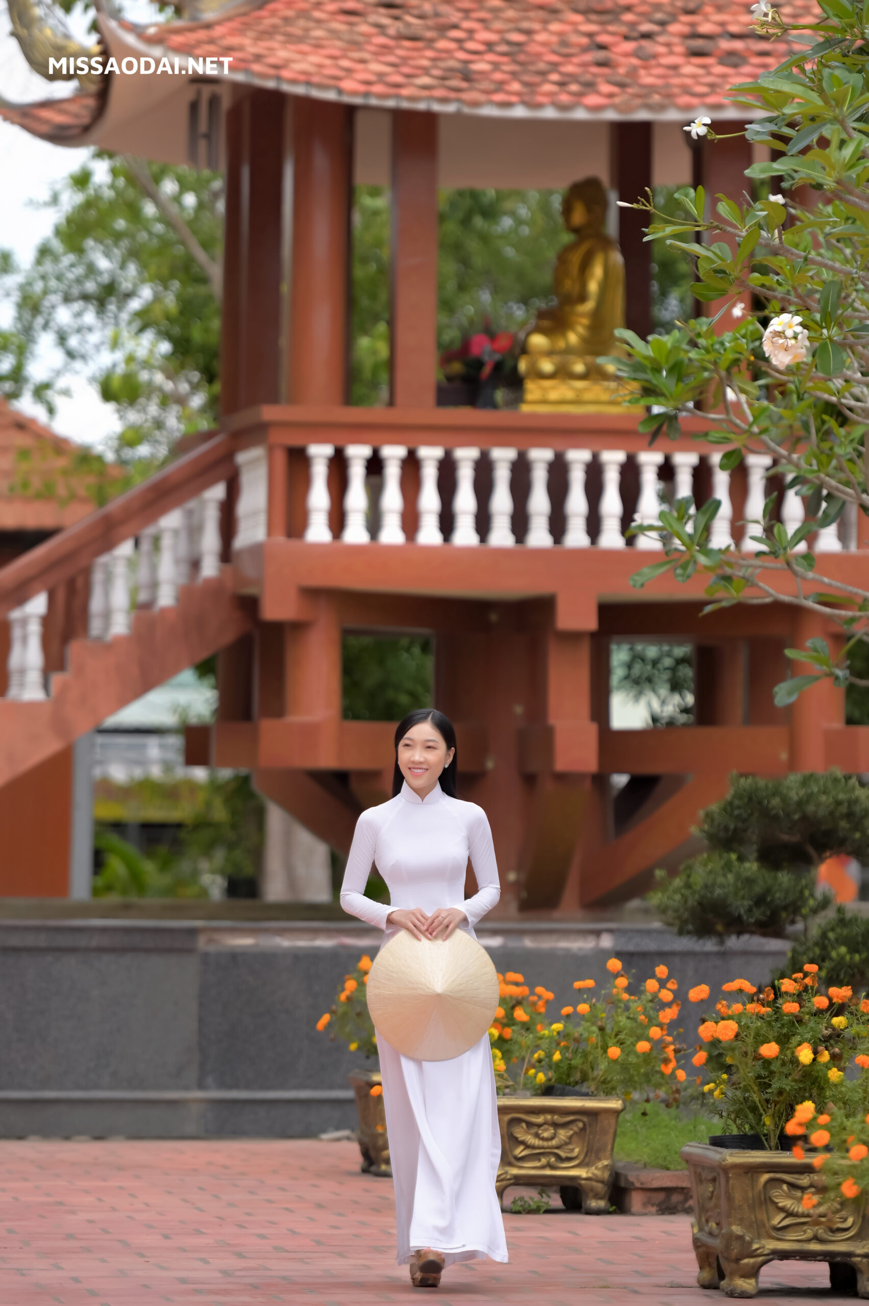 bộ ảnh được Miss áo dài chụp tại thuyền viện trúc lâm