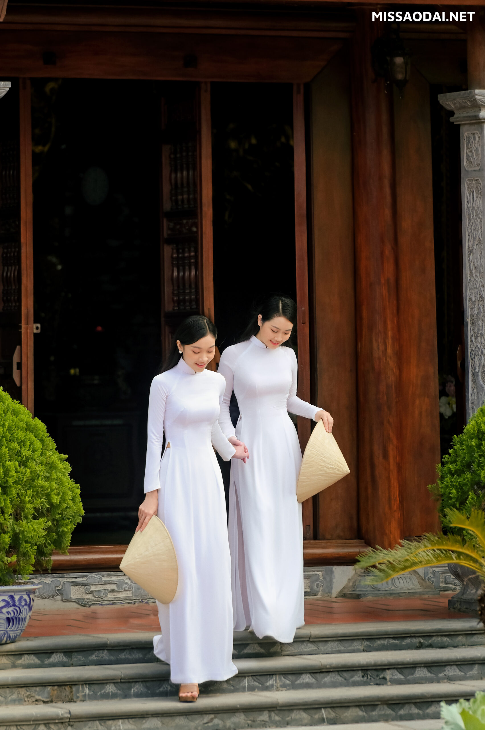 bộ ảnh được Miss áo dài chụp tại thuyền viện trúc lâm