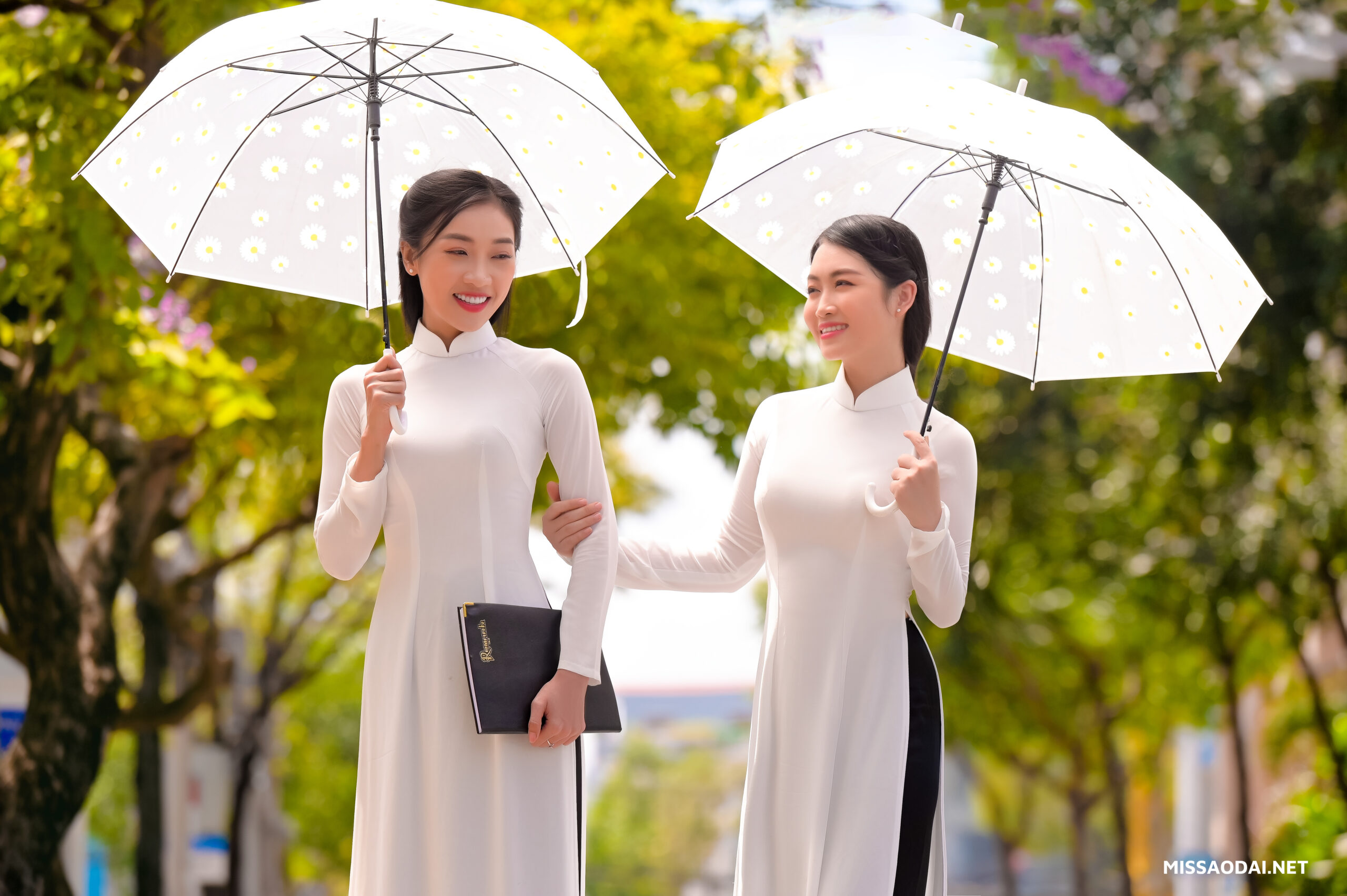 Áo dài truyền thống là biểu tượng của tính cách thanh lịch và tao nhã